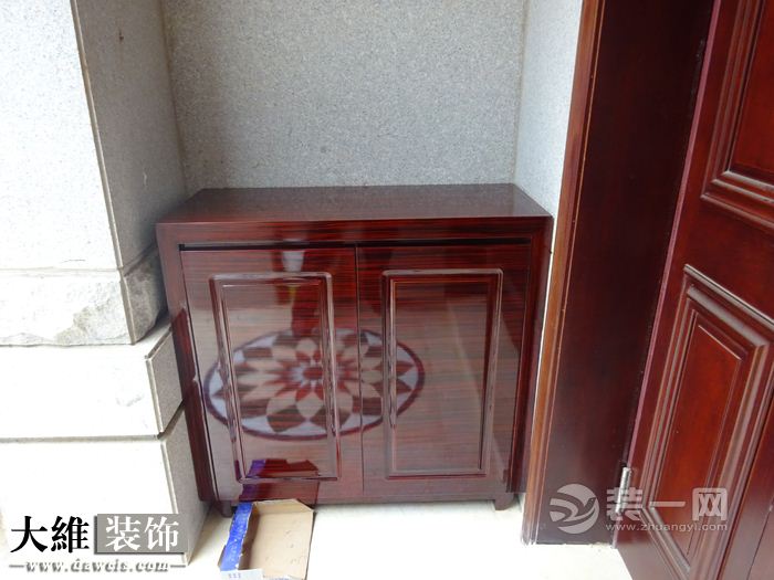入户门口鞋柜实景图